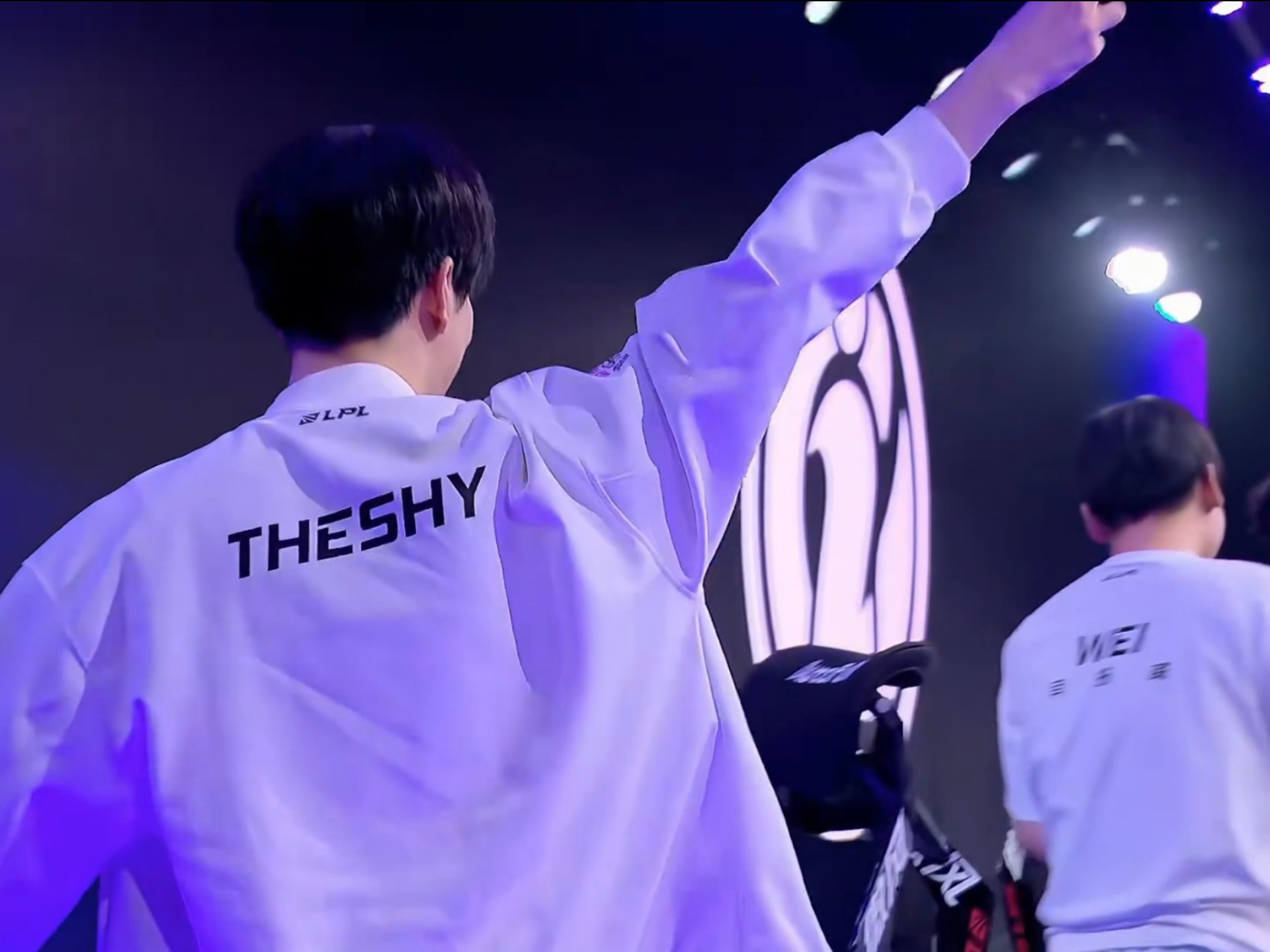 策应与低位 策应与低位